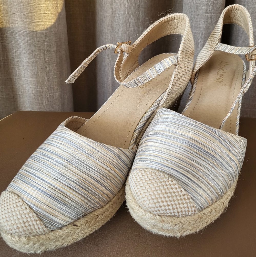 Sz 8.5 Like New Wedge Espadrilles